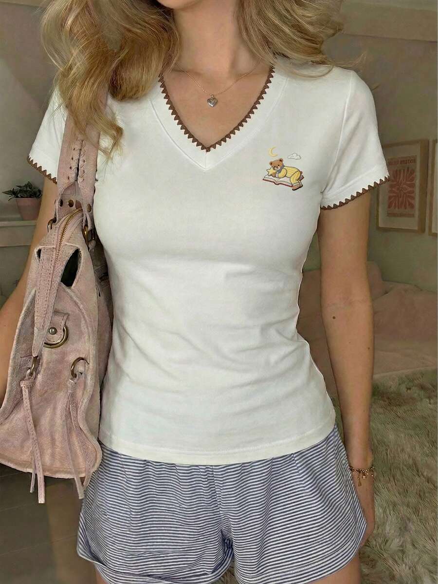 CovetEZ 女士休闲简约撞色贝壳边饰小熊图案V领褶皱T恤，适合夏季、秋季和开学季穿着。 - 彩色 - 查看 1