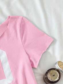 SHEIN Áo thun croptop ngắn tay cotton thoải mái, in số, kiểu dáng đường phố, vintage, dành cho bé gái tuổi teen, in hình số, vai lệch, cá tính, chất liệu cotton, màu hồng. - Màu Hồng baby - Xem 4