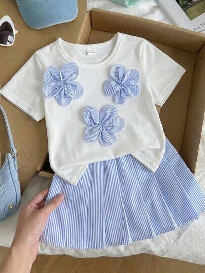 SHEIN Conjunto de 2 piezas estilo coreano fresco azul y blanco para niñas jóvenes: Camiseta de manga corta blanca con decoración floral 3D azul, tela de punto suave; Falda plisada de rayas verticales azul claro con cintura elástica para facilitar el uso, tela ligera adecuada para primavera/verano, salidas, fotos familiares