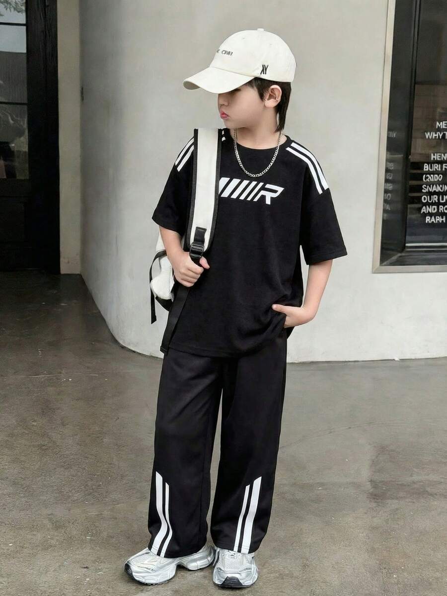 SHEIN Little Byeori 男童简约纯色小写字母撞色纹理深灰色短袖T恤搭配乳白色工装裤套装，休闲学院风，舒适时尚，简约实用，百搭柔软面料，适合日常穿着，适合上学，适合旅行，适合户外运动，适合春、夏、秋、冬四季。