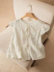 Elaquor 大码刺绣纹理衬衫，修身娃娃衫，圆领荷叶袖修身衬衫，复古浪漫衬衫，前蝴蝶结设计，提花纹理面料，适合约会、音乐节等场合，杏色上衣。音乐节上衣，毕业季上衣，优雅圆领荷叶袖上衣，针织提花纹理面料，优雅收腰衬衫，系带设计。母亲节服装白色衬衫，花卉立体纹理面料，刺绣衬衫，度假装，女士毕业上衣，优雅女士衬衫，婚礼及活动上衣，女士沙滩装，派对上衣，白色蕾丝衬衫，女士夏季衬衫，蕾丝上衣，女士夏季镂空蕾丝衬衫。 - 杏色 - 查看 5