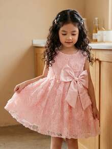 SHEIN Đầm chữ A họa tiết hoa 3D nơ cho bé gái. Họa tiết hoa tinh tế tô điểm thêm nét tươi tắn và sinh động. Thiết kế đầm chữ A thanh lịch và duyên dáng, tôn lên vẻ ngọt ngào, duyên dáng của bé gái. Dù là đi chơi, ở nhà, dự tiệc ngoài trời hay những dịp đặc biệt, chiếc đầm này đều giúp công chúa nhỏ tự tin nổi bật giữa đám đông. - Hồng - Xem 9