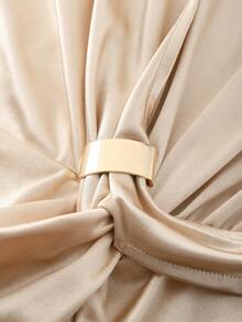 SHEIN Franclia 早春香槟金光泽连衣裙 - V 领插肩袖廓形，交叉扭结腰身搭配金属扣饰，中长侧开衩修身裙：鸡尾酒会、约会之夜和优雅通勤的奢华之选 - 杏色 - 查看 5