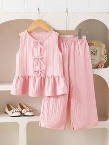 SHEIN Vintaside Kids 2件套女童纯色单排扣蝴蝶结装饰荷叶边吊带背心和纯色裤子，简约夏季通勤套装，女童夏季两件套，女童可爱复古喇叭裤套装，儿童小女孩夏季睡衣套装，小女孩套装，女童粉色两件套，粉色两件套，儿童女童罗纹套装，年轻女孩吊带背心和阔腿裤套装，夏季服装。优雅派对礼服。柔软连衣裙。 - 粉色 - 查看 5