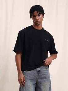 SUMWON T-shirt oversize col rond pour hommes avec graphique orné de clous Nevada USA au dos et logo décoratif à l'avant. Coupe décontractée et carrée, manches courtes - Noir - Voir 2