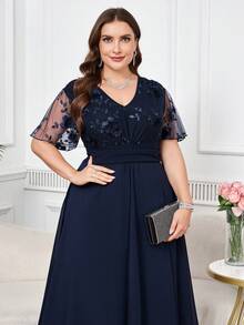 Reflora Macacão plus size elegante com bordado floral e patchwork em tule, ideal para o verão. - Azul - Ver 8