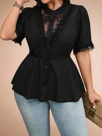 EMERY ROSE Camicetta elegante da donna taglie forti, con scollo a V, dettagli in pizzo, maniche corte, chiusura con bottoni, vestibilità regular