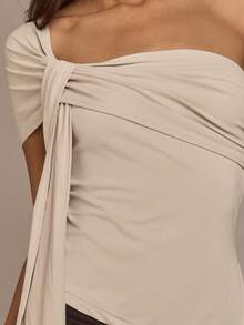 COSMINA 女士优雅不对称扭肩衬衫，百搭实用，适合通勤、办公、约会、派对、生日、情人节、春季等场合。 - 米色 - 查看 6