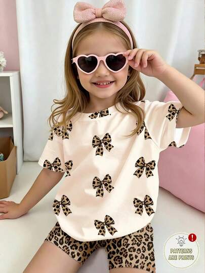 两件套女童休闲甜美时尚卡其色套装，短袖T恤搭配紧身短裤，豹纹印花打底短裤/运动裤，适合4-7岁春夏女童穿着，豹纹蝴蝶结印花T恤，舒适时尚，卡其色和咖啡色，运动风格