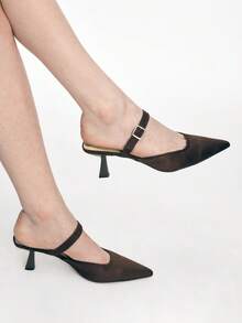 Bombas de punta puntiaguda de tacón bajo en color marrón con un estilo minimalista y elegante para el transporte - Marrón - Ver 9