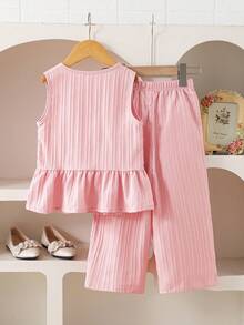 SHEIN Vintaside Kids 2件套女童纯色单排扣蝴蝶结装饰荷叶边吊带背心和纯色裤子，简约夏季通勤套装，女童夏季两件套，女童可爱复古喇叭裤套装，儿童小女孩夏季睡衣套装，小女孩套装，女童粉色两件套，粉色两件套，儿童女童罗纹套装，年轻女孩吊带背心和阔腿裤套装，夏季服装。优雅派对礼服。柔软连衣裙。 - 粉色 - 查看 2