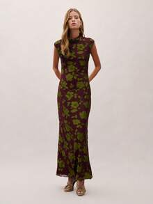 Nöista 这款新款中式无袖修身长款旗袍连衣裙，以深紫红色为底色，点缀着橄榄绿色的花卉图案。它能完美修饰身材，适合春夏度假和休闲场合穿着，尽显优雅气质。 - 彩色 - 查看 4