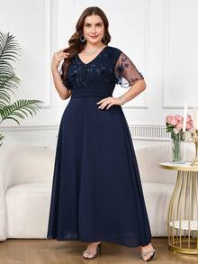 Reflora Macacão plus size elegante com bordado floral e patchwork em tule, ideal para o verão. - Azul - Ver 5