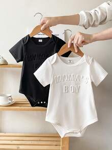 SHEIN Playful Pals 男婴幼儿新生儿0-3岁春夏休闲日常穿着及外出趣味3D标语“妈妈的宝贝”针织天蓝色短袖连体衣，纯棉材质 - 黑色 - 查看 9