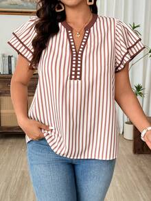 Weeklong 大码女装时尚休闲百搭条纹V领荷叶边撞色衬衫，适合春夏、返校、度假、毕业典礼、情人节、圣诞节、音乐节、母亲节、万圣节、感恩节、复活节、国庆节、舞会、生日、约会派对、婚礼季、户外郊游等场合。 - 彩色 - 查看 6