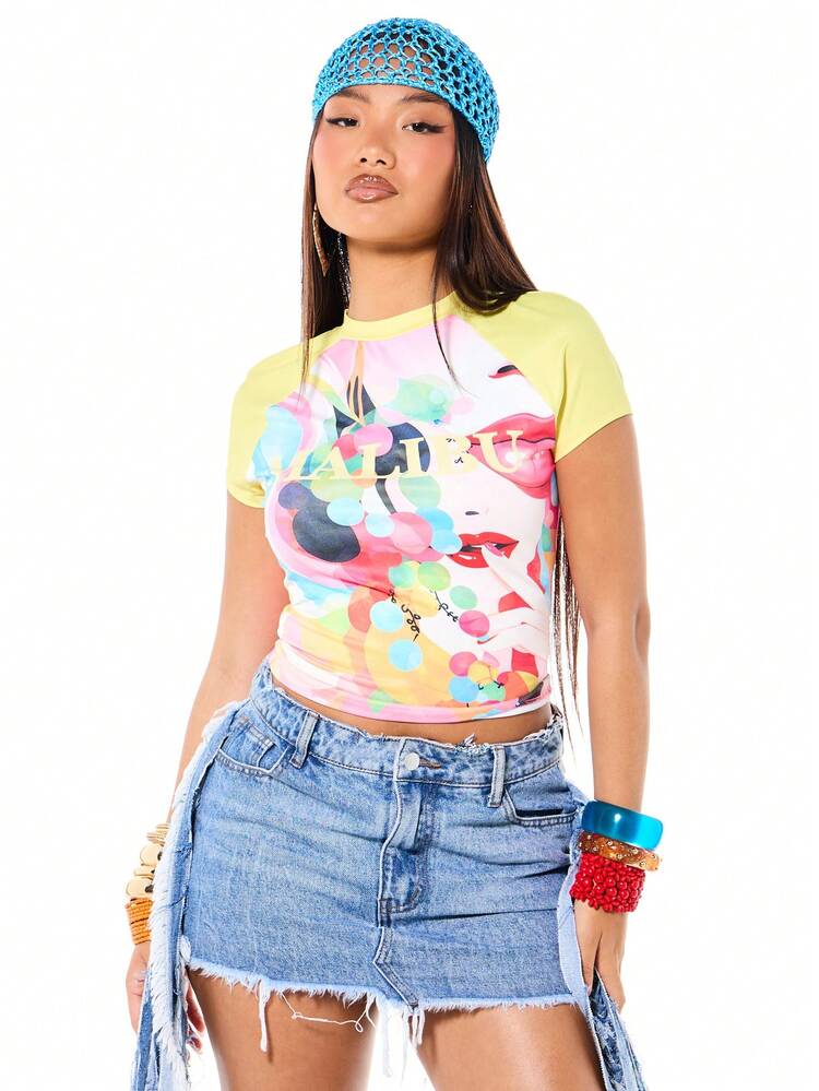 SUMWON WOMEN T-shirt corta a maniche corte con grafica astratta Malibu, collage, stampa multicolore, stile casual, adatta per festival estivi, design artistico colorato