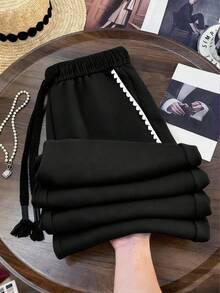 SHEIN Clasi Calça de moletom casual plus size com amarração no tornozelo em cores contrastantes, detalhes bordados, cintura ajustável com cordão, bolsos e pernas largas. Ideal para primavera/outono. - Preto - Ver 4