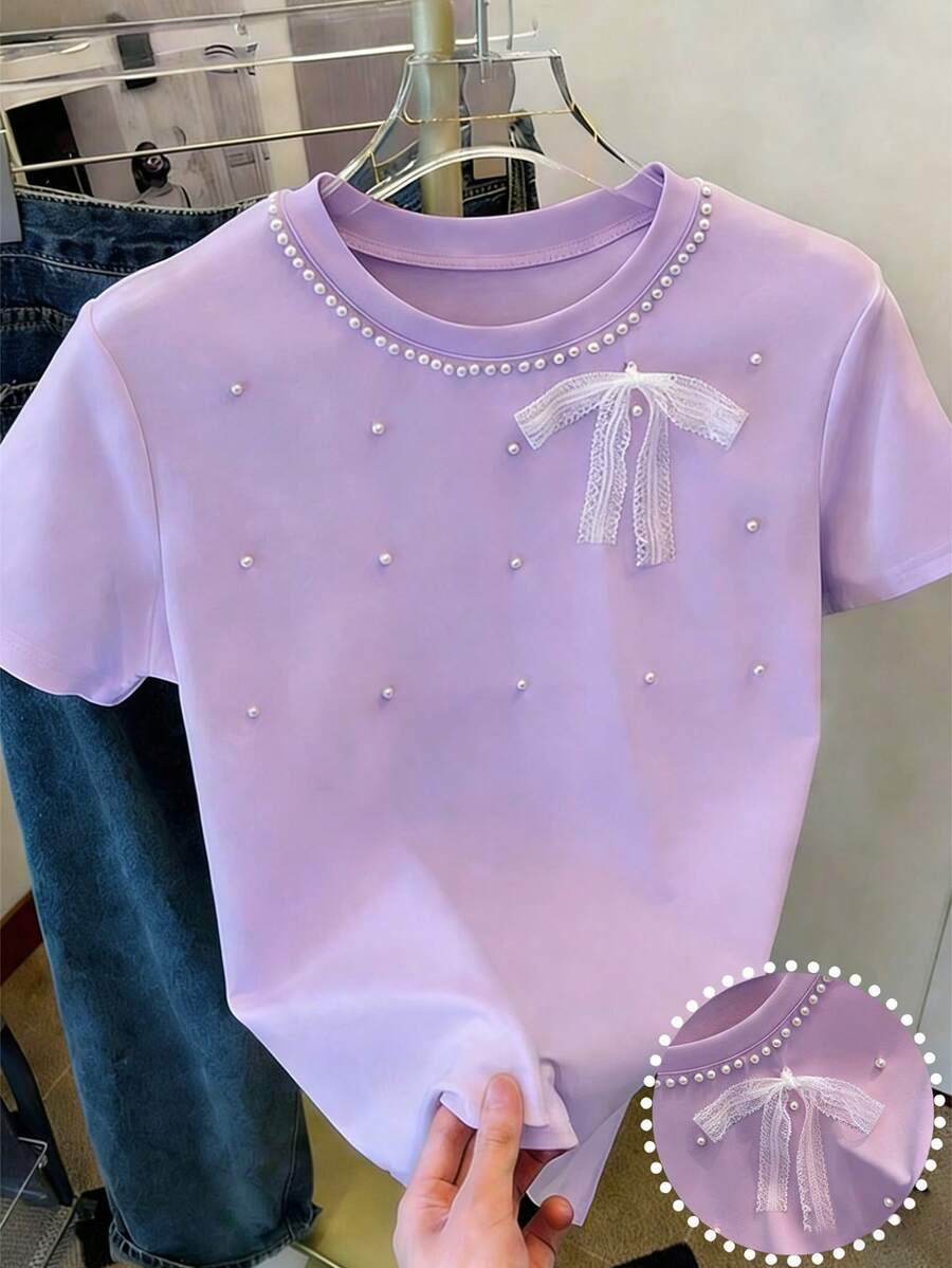 SHEIN Franclia 女士粉色蝴蝶结珍珠装饰甜美Y2K短袖T恤,适合约会、日常、通勤,百搭时尚休闲。淡紫色上衣,淡紫色女式上衣,粉彩色系服装,薰衣草色上衣,浅紫色上衣,串珠上衣,女士上衣和衬衫,串珠衬衫,女士服装,可爱上衣,少女风上衣,定制上衣,漂亮上衣,可爱服装。 - 淡紫色 - 查看 1