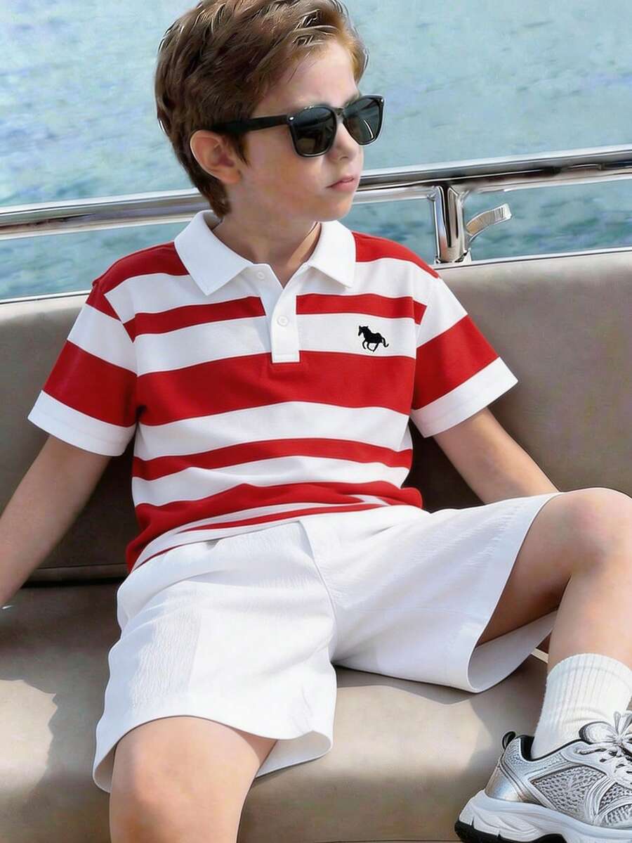 SHEIN 男童休闲条纹polo衫+白色短裤套装（2件套），适合上学、生日、派对、婚礼、洗礼、开幕式、旅行、运动、春夏等多种场合。