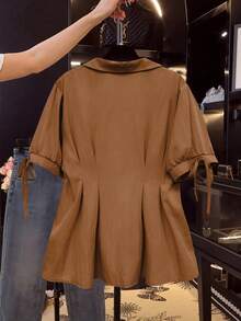 Flirla Áo sơ mi nữ cỡ lớn, tay ngắn, màu trơn, cài một hàng khuy, xếp ly. - Màu Khaki - Xem 2