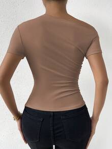 SHEIN PETITE Camiseta casual de mujer con fruncido asimétrico, ajustada de manga corta, top elegante para uso diario, vacaciones, estilo callejero, camiseta de moda marrón para primavera & verano - Marrón - Ver 2