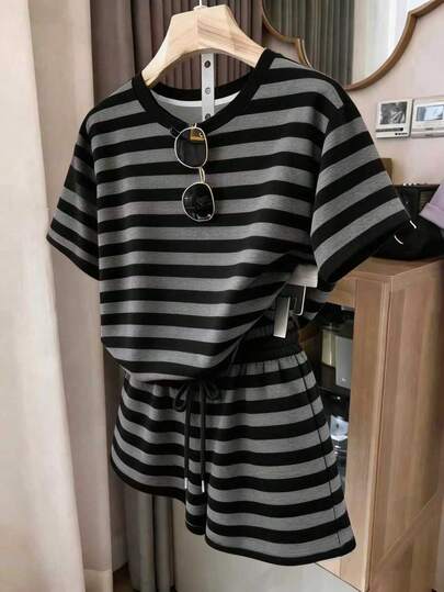 Resyla 条纹数码印花休闲女式圆领短袖短裤两件套，送朋友的礼物