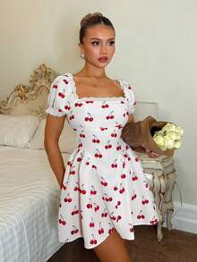 SHEIN 法式浪漫花卉樱桃印花方领短袖露背束腰喇叭下摆连衣裙，适合野餐、春季郊游、花园派对、朋友聚会、日常穿着。白色樱桃印花连衣裙，Y2k风格，女士樱桃连衣裙，短袖连衣裙，泡泡袖连衣裙。 - 淡黃色 - 查看 4