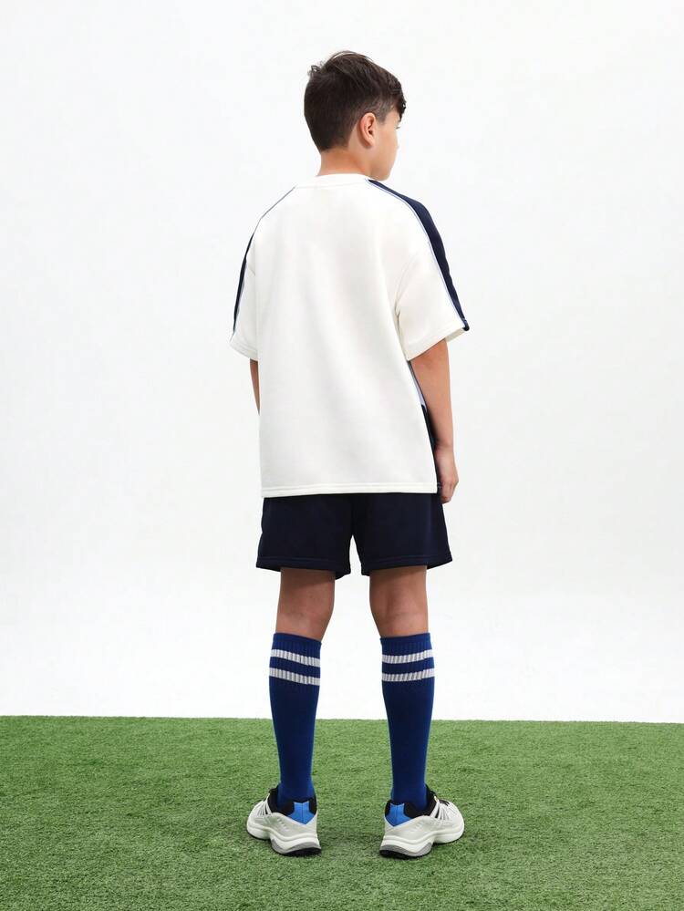Ensemble coordonné de football surdimensionné pour garçons préadolescents, t-shirt à manches courtes blanc avec panneaux de contraste marine et short assorti marine
