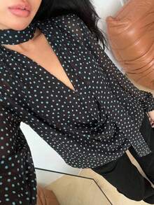 MainGRL 女士春夏度假青春活力套装，棕色底蓝色波点荷叶边领雪纺衬衫，适合度假、日常穿着、浪漫约会等场合。 - 棕色 - 查看 7