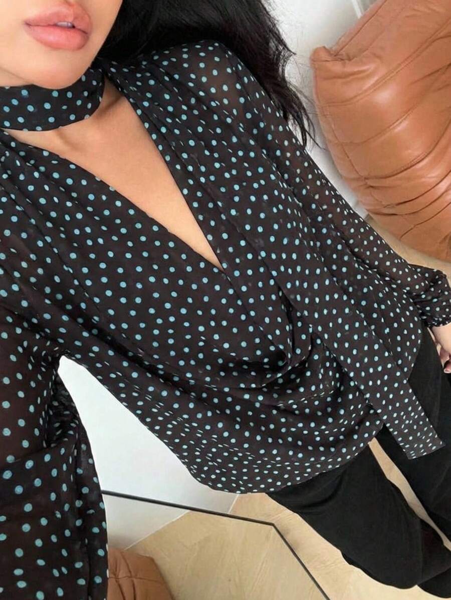 MainGRL 女士春夏度假青春活力套装，棕色底蓝色波点荷叶边领雪纺衬衫，适合度假、日常穿着、浪漫约会等场合。 - 棕色 - 查看 1