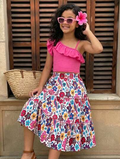 两件套少女夏季套装！单肩荷叶边上衣，色彩亮丽；印花层叠百褶裙，色彩鲜艳。撞色设计，时尚百搭，可单独穿着，也可整套搭配。适合外出、派对等各种场合——甜美又酷炫的女孩造型必备单品。