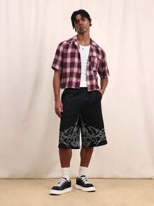 SUMWON 男士黑色宽松牛仔短裤，饰有白色印花图案，宽松版型，适合夏季休闲街头风格穿着 - 黑色 - 查看 3