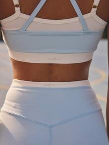 Aralina Conjunto de 2 piezas de ropa deportiva para mujer con top corto y shorts, de doble capa con detalles de espalda cruzada y contraste de colores - Azul y blanco - Ver 4