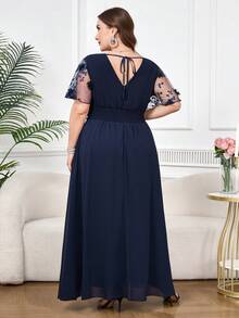 Reflora Macacão plus size elegante com bordado floral e patchwork em tule, ideal para o verão. - Azul - Ver 4