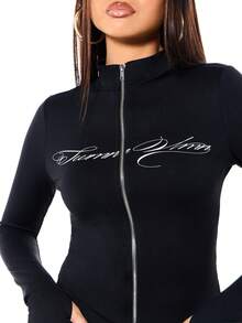 SUMWON WOMEN 黑色长袖拉链上衣，白色文字设计，秋冬休闲修身外套款式 - 黑色 - 查看 4