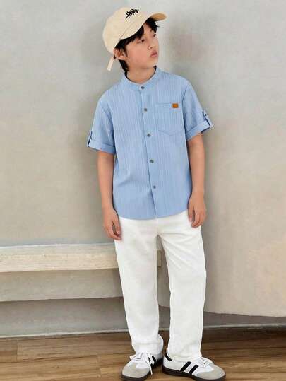 SHEIN 两件套儿童/青少年男童休闲条纹领贴布短袖宽松衬衫和裤子套装，舒适的校园风服装，适合春夏季节、郊游、情人节、约会、旅行、度假、家庭聚会、返校、婚礼、晚宴、运动、生日派对等场合。