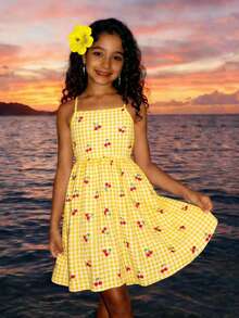 少女吊带连衣裙，黄白格子+樱桃印花，清新活泼；吊带+后背大蝴蝶结设计，甜美清爽；收腰+A字裙摆，贴身又充满活力；无论是度假还是日常穿着，都是女孩们夏季必备的甜美单品。 - 彩色 - 查看 2