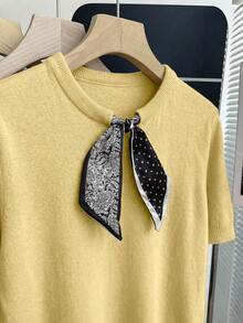 Franclia Áo thun cơ bản tay lửng cổ tròn phong cách tối giản mùa Xuân/Hè mới, điểm nhấn là họa tiết Paisley và chấm bi, kiểu dáng thanh lịch Pháp, dáng ngắn, tỷ lệ cân đối, phù hợp để phối cùng váy hoặc quần, kiểu dáng cạp cao thoải mái, viền gân và thiết kế buộc dây cổ tương phản. - Vàng nhạt - Xem 7