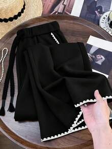 SHEIN Clasi Calça de moletom casual plus size com amarração no tornozelo em cores contrastantes, detalhes bordados, cintura ajustável com cordão, bolsos e pernas largas. Ideal para primavera/outono. - Preto - Ver 3