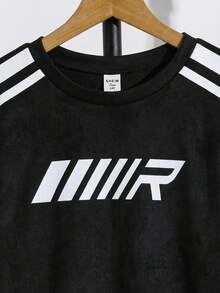 SHEIN Little Byeori 男童简约纯色小写字母撞色纹理深灰色短袖T恤搭配乳白色工装裤套装，休闲学院风，舒适时尚，简约实用，百搭柔软面料，适合日常穿着，适合上学，适合旅行，适合户外运动，适合春、夏、秋、冬四季。 - 彩色 - 查看 6