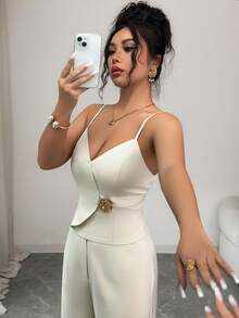 SHEIN Raffinéa Bộ đồ nữ gồm áo hai dây và quần ống rộng, chất liệu mềm mại, nhẹ nhàng – Chi tiết khóa cài bất đối xứng, kiểu dáng thanh lịch nhẹ nhàng. - Màu be - Xem 3