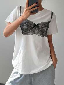 DAZY 宽松休闲街头风白色圆领基础款T恤，搭配黑色蕾丝抹胸吊带衫，撞色印花，适合音乐节、度假、春夏穿着。 - 白色 - 查看 5