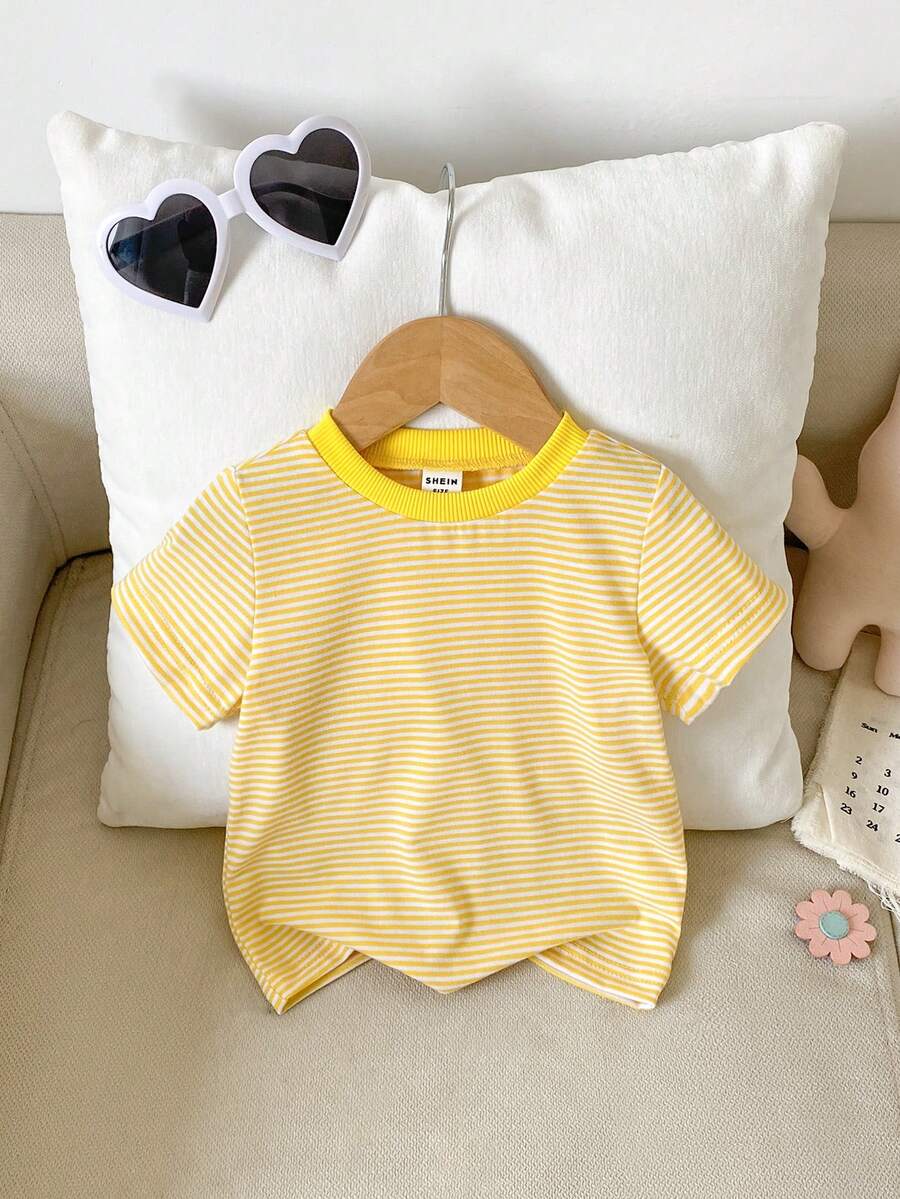 SHEIN Playful Pals 这款适合1岁女宝宝的经典休闲宽松舒适百搭的黑卡其条纹短袖T恤,采用柔软亲肤的针织面料,经典撞色条纹设计,精致罗纹领口,宽松版型,是宝宝衣橱中不可或缺的实用单品。 - 黃色 - 查看 1