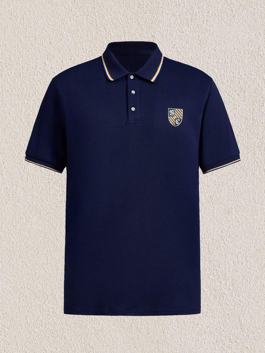 Mercer Haus 男士纽扣领 Polo 衫，饰有盾形图案，适合在夏威夷享受夏季热带假期。 - 藏蓝色 - 查看 1