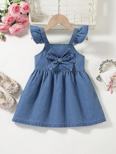 女童甜美可爱牛仔连衣裙，夏季款，中蓝色牛仔布，喇叭袖，荷叶边下摆，大蝴蝶结装饰，宽松A字廓形，面料柔软舒适，适合上学、通勤、日常穿着及户外活动。