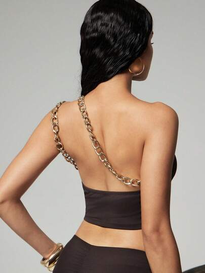 Hauture Áo croptop lệch vai xếp ly bằng vải jersey trơn, dây xích kim loại.