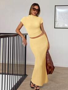 Siren Gaze Bộ 2 món dành cho nữ: áo thun cổ tàu tay ngắn màu trơn và chân váy dài ôm sát ngang gối. - Vàng nhạt - Xem 3