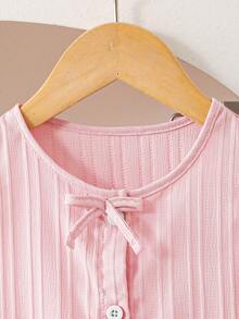 SHEIN Vintaside Kids 2件套女童纯色单排扣蝴蝶结装饰荷叶边吊带背心和纯色裤子，简约夏季通勤套装，女童夏季两件套，女童可爱复古喇叭裤套装，儿童小女孩夏季睡衣套装，小女孩套装，女童粉色两件套，粉色两件套，儿童女童罗纹套装，年轻女孩吊带背心和阔腿裤套装，夏季服装。优雅派对礼服。柔软连衣裙。 - 粉色 - 查看 8