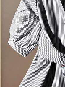 GlowEve CURVE 大码女式蝴蝶结领短袖纽扣宽松A字系带显瘦休闲优雅条纹衬衫领带衬衫条纹衬衫蝴蝶结衬衫经典衬衫女式衬衫夏季女式衬衫女式工作上衣女式上衣和衬衫丝带衬衫工作衬衫定制衬衫 - 黑與白 - 查看 7