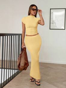 Siren Gaze Bộ 2 món dành cho nữ: áo thun cổ tàu tay ngắn màu trơn và chân váy dài ôm sát ngang gối. - Vàng nhạt - Xem 2